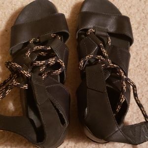 Like new Sorel black sandals